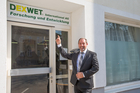 Der austro-amerikanische Filterhersteller Dexwet rüstet sich für die weitere Expansion in neue Märkte. Bisher ist die Filtertechnologie vor allem in Büromaschinen, Spielautomaten und Bankomaten im Einsatz. Für die Zukunft ist der Einstieg in die Automobilindustrie und in die Klima-, Heizungs- und Abfalltechnologie geplant. Im Bild: Dexwet-Gründer Erich Peteln.