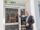 Der austro-amerikanische Filterhersteller Dexwet rüstet sich für die weitere Expansion in neue Märkte. Bisher ist die Filtertechnologie vor allem in Büromaschinen, Spielautomaten und Bankomaten im Einsatz. Für die Zukunft ist der Einstieg in die Automobilindustrie und in die Klima-, Heizungs- und Abfalltechnologie geplant. Im Bild: Dexwet-Gründer Erich Peteln.