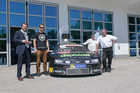 Im Rahmen des alljährlichen Industriemagazin-Autotesttages hat der Filterhersteller dexwet International AG am Dienstag in Teesdorf bei Wien den dexwet Racing Club (DRC) vorgestellt. Der Club soll eine Heimat für interessierte NASCAR-Motorsportfans, Partner und Sponsoren werden. Gemeinsam mit Renauer Motorsport wird dexwet künftig auch Qualifikationstrainings für angehende Autorennfahrer anbieten. Informationen auf www.dexwet.com und racing@dexwet.com Im Bild: DRC-Team. 