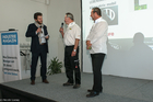 Im Rahmen des alljährlichen Industriemagazin-Autotesttages hat der Filterhersteller dexwet International AG am Dienstag in Teesdorf bei Wien den dexwet Racing Club (DRC) vorgestellt. Der Club soll eine Heimat für interessierte NASCAR-Motorsportfans, Partner und Sponsoren werden. Gemeinsam mit Renauer Motorsport wird dexwet künftig auch Qualifikationstrainings für angehende Autorennfahrer anbieten. Informationen auf www.dexwet.com und racing@dexwet.com Im Bild: Industriemagazin-Herausgeber Florian Zangerl mit Sepp Renauer und Erich Peteln.