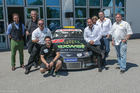 Im Rahmen des alljährlichen Industriemagazin-Autotesttages hat der Filterhersteller dexwet International AG am Dienstag in Teesdorf bei Wien den dexwet Racing Club (DRC) vorgestellt. Der Club soll eine Heimat für interessierte NASCAR-Motorsportfans, Partner und Sponsoren werden. Gemeinsam mit Renauer Motorsport wird dexwet künftig auch Qualifikationstrainings für angehende Autorennfahrer anbieten. Informationen auf www.dexwet.com und racing@dexwet.com Im Bild: DRC-Team. 