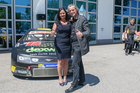 Im Rahmen des alljährlichen Industriemagazin-Autotesttages hat der Filterhersteller dexwet International AG am Dienstag in Teesdorf bei Wien den dexwet Racing Club (DRC) vorgestellt. Der Club soll eine Heimat für interessierte NASCAR-Motorsportfans, Partner und Sponsoren werden. Gemeinsam mit Renauer Motorsport wird dexwet künftig auch Qualifikationstrainings für angehende Autorennfahrer anbieten. Informationen auf www.dexwet.com und racing@dexwet.com Im Bild: DRC-Team Nicole Loewy und Wilfried Seywald.