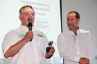 Im Rahmen des alljährlichen Industriemagazin-Autotesttages hat der Filterhersteller dexwet International AG am Dienstag in Teesdorf bei Wien den dexwet Racing Club (DRC) vorgestellt. Der Club soll eine Heimat für interessierte NASCAR-Motorsportfans, Partner und Sponsoren werden. Gemeinsam mit Renauer Motorsport wird dexwet künftig auch Qualifikationstrainings für angehende Autorennfahrer anbieten. Informationen auf www.dexwet.com und racing@dexwet.com Im Bild: DRC-Rennsportleiter Sepp Renauer und DCR-Chef Erich Peteln.