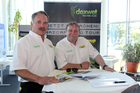 Im Rahmen des alljährlichen Industriemagazin-Autotesttages hat der Filterhersteller dexwet International AG am Dienstag in Teesdorf bei Wien den dexwet Racing Club (DRC) vorgestellt. Der Club soll eine Heimat für interessierte NASCAR-Motorsportfans, Partner und Sponsoren werden. Gemeinsam mit Renauer Motorsport wird dexwet künftig auch Qualifikationstrainings für angehende Autorennfahrer anbieten. Informationen auf www.dexwet.com und racing@dexwet.com Im Bild: Renauer Motorsportchef Sepp Renauer.