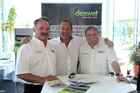 Im Rahmen des alljährlichen Industriemagazin-Autotesttages hat der Filterhersteller dexwet International AG am Dienstag in Teesdorf bei Wien den dexwet Racing Club (DRC) vorgestellt. Der Club soll eine Heimat für interessierte NASCAR-Motorsportfans, Partner und Sponsoren werden. Gemeinsam mit Renauer Motorsport wird dexwet künftig auch Qualifikationstrainings für angehende Autorennfahrer anbieten. Informationen auf www.dexwet.com und racing@dexwet.com Im Bild: DRC-Team mit Sepp Renauer und Erich Peteln.