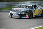 Erfolgreiches NASCAR-Weekend für Renauer Motorsport im englischen Brands Hatch. Zwei zweite Plätze am Sonntag für Dominic Tiroch (Elite 1, Challenger) und Philipp Lietz (Elite 2, Rookie). In der Gesamtwertung ein 21. und ein 16. Platz für Tiroch (Elite 1) und ein 9. und ein 5. Platz für Lietz (Elite 2). Das Team powered by ?dexwet? liegt im Gesamt-Classement nach zwei Renn-Wochenenden von 32 Teams auf Platz 10, das Konkurrenzteam DF1 auf Platz 8. http://bit.ly/1kJiiBj