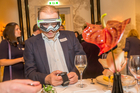 Der Travel Industry Club Austria hat am Mittwoch abend im Wiener Hotel Bristol die neue Plattform Tourismusforschung vorgestellt. Die Initiative soll den Informationsaustausch und die Koordination der österreichischen Forschungslandschaft im Tourismus verbessern. Mit dem Zukunftslabor auf der FERIEN Messe Wien wird ein erstes Zeichen setzt. Im Bild: Datenbrille 