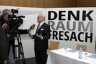 Am 22. Jänner 2015 hat sich der Denk.Raum.Fresach bei einem Pressegespräch in der Alpen-Adria-Universität Klagenfurt der Öffentlichkeit vorgestellt. Der Präsident des Kuratoriums, Hannes Swoboda, informierte über die ersten Maßnahmen, darunter die Veranstaltung der Europäischen Toleranzgespräche am 22. Mai im Bergdorf Fresach. Im Bild: DRF-Präsident Hannes Swoboda.