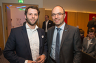 Bei einem stark besetzten Networking-Abend des Travel Industry Club Austria (TIC-A) im Wiener Hotel Le Méridien diskutierten Experten über den Kampf der Reiseveranstalter, Buchungsplattformen und Hotels um den Kunden. Die Zukunft liegt in ausgefeilten Online-Tools und Beratung mit Mehrwert, so das Fazit. Im Bild: Gregoire Landreau von Accor Hotels, und Markus Einfinger, TUI Austria.