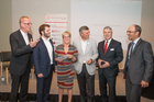 Bei einem stark besetzten Networking-Abend des Travel Industry Club Austria (TIC-A) im Wiener Hotel Le Méridien diskutierten Experten über den Kampf der Reiseveranstalter, Buchungsplattformen und Hotels um den Kunden. Die Zukunft liegt in ausgefeilten Online-Tools und Beratung mit Mehrwert, so das Fazit. Im Bild: TIC-A-Präsident Harald Hafner, Gregoire Landreau von Accor Hotels, Dagmar Lang (Herausgeberin Hotel & Touristik), Walter Krahl von Ruefa Reisen, Wolfgang Lackner von der Europäischen Reiseversicherung und Markus Einfinger, TUI Austria.