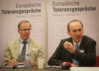 Die österreichischen Abgeordneten zum Europäischen Parlament, Eugen Freund (SP) und Othmar Karas (VP), unterstützen die Europäischen Toleranzgespräche. In einer gemeinsamen Pressekonferenz mit Kärntens Landeshauptmann Peter Kaiser im Europäischen Parlament erklärten die Europapolitiker, das neue Dialogforum für Toleranz und Integration sei eine bedeutsame Initiative für Europa und für den Alpen-Adria-Raum.