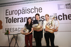 Fotodienst-Album Nr. 2: Nur Gewinner gab es beim Young Poetry Slam im Rahmen der Europäischen Toleranzgespräche in Fresach. PEN-Ciub Austria Präsident Helmuth A. Niederle lobte die hohe Qualität der einzelnen Performances und versprach deren Publikation im PEN-Buch zu den Toleranzgesprächen.