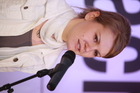 Fotodienst-Album Nr. 2: Nur Gewinner gab es beim Young Poetry Slam im Rahmen der Europäischen Toleranzgespräche in Fresach. PEN-Ciub Austria Präsident Helmuth A. Niederle lobte die hohe Qualität der einzelnen Performances und versprach deren Publikation im PEN-Buch zu den Toleranzgesprächen.