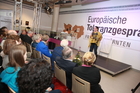 Fotodienst-Album Nr. 2: Nur Gewinner gab es beim Young Poetry Slam im Rahmen der Europäischen Toleranzgespräche in Fresach. PEN-Ciub Austria Präsident Helmuth A. Niederle lobte die hohe Qualität der einzelnen Performances und versprach deren Publikation im PEN-Buch zu den Toleranzgesprächen.