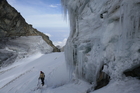 Binnen hundert Jahren schrumpfte Afrikas größter Gletscher im Ruwenzori-Gebirge um über 90 Prozent. Wenn es so weitergeht, sind die legendären Mondberge in Uganda in zwanzig Jahren eisfrei, glauben Klimaforscher. Welche Auswirkungen das auf die Wasserversorgung von ganz Ost- und Nordafrika haben könnte, ist noch gar nicht abzusehen.