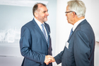 Der international tätige Industrieofenbauer Aichelin lud Ende Mai zum 150. Firmenjubiläum ins Stuttgarter Porschemuseum. Kunden, Partner und Mitarbeiter aus der ganzen Welt gratulierten. Im Bild: Aichelin-CEO Peter Schobesberger mit Joachim G. Wünning, Geschäftsführer der WS Wärmeprozesstechnik GmbH.