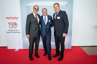 Der international tätige Industrieofenbauer Aichelin lud Ende Mai zum 150. Firmenjubiläum ins Stuttgarter Porschemuseum. Kunden, Partner und Mitarbeiter aus der ganzen Welt gratulierten. Im Bild: Karl Jung, Peter Schobesberger (CEO), Ronald Eibler (CFO AICHELIN Holding GmbH).