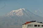 Wiedersehen nach 17 Jahren - pressetext-Tour durchs Land der Arche Noah mit Berg Ararat in der Osttürkei. Im Bild: Blick aus dem Hotelzimmer von Dogubayazit auf den verschneiten Ararat-Gipfel.