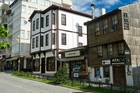 Die antike Hafenstadt Sinope am Schwarzen Meer ist heute nicht nur ein begehrtes Urlaubsziel, sondern auch Hotspot für junge, moderne Kunst. Im Bild: Straßenzug mit historischen Häusern.