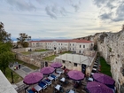 Die antike Hafenstadt Sinope am Schwarzen Meer ist heute nicht nur ein begehrtes Urlaubsziel, sondern auch Hotspot für junge, moderne Kunst. Im Bild: Aufgelassenes Strafgefangenenlager innerhalb der Festung Sinop, heute ein eindrucksvolles Museum des Grauens.