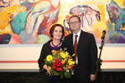 © fotodienst/Katharina Schiffl - Wien 16.11.2009 - Kunst im Parlament: Die Malerin Erika Seywald präsentiert 30 zum Teil großformatigen Arbeiten in Öl und Eitempera. Im Bild: ÖVP-Klubobmann Karlheinz Kopf und die Künstlerin.