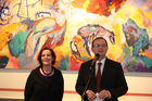© fotodienst/Katharina Schiffl - Wien 16.11.2009 - Kunst im Parlament: Die Malerin Erika Seywald präsentiert 30 zum Teil großformatigen Arbeiten in Öl und Eitempera. Im Bild: ÖVP-Klubobmann Karlheinz Kopf und die Künstlerin.
