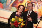 © fotodienst/Katharina Schiffl - Wien 16.11.2009 - Kunst im Parlament: Die Malerin Erika Seywald präsentiert 30 zum Teil großformatigen Arbeiten in Öl und Eitempera. Im Bild: ÖVP-Klubobmann Karlheinz Kopf und die Künstlerin.