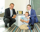  (c) fotodienst/Anna Rauchenberger - Wien, am 10.09.2012 – Von der bereits 2005 gestarteten Initiative „Schlaumäuse“ profitieren insbesondere Kinder mit Sprachdefiziten oder Migrationshintergrund. Microsoft bringt 2012 eine neue Version der Software heraus und plant gemeinsam mit seinen Partnern, der Universität Linz und dem Staatssekretariat, über 50 000 Kindern einen Zugang zum Schlaumäuse -Programm zu ermöglichen. FOTO v.l. Georg Obermeier, Geschäftsführer Microsoft Österreich, Kind, das die Software nutzt, Sebastian Kurz, Staatssekretär für Integration: