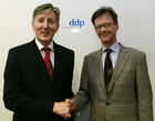 (C) Fotodienst/ddp - Berlin - Vertragsunterzeichnung zum Joint Venture zwischen ddp und pressetext: Foto v.l.: Dr. Franz Temmel, (Geschäftsführer pressetext), Dr. Mathias Schulze( Geschäftsführer ddp).