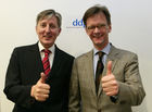 (C) Fotodienst/ddp - Berlin - Vertragsunterzeichnung zum Joint Venture zwischen ddp und pressetext: Foto v.l.: Dr. Franz Temmel, (Geschäftsführer pressetext), Dr. Mathias Schulze( Geschäftsführer ddp).