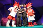 (C) fotodienst/Anna Rauchenberger - Wien 27.09.2006 - Das nächste Fussballfest in Europa darf gleich auf zwei Glücksbringer zählen: Die als Fussballer gekleideten quirligen Zwillige tragen Rot-Weiss der beiden Austragungsländer. FOTO v.l.: Friedrich Stickler (Verwaltungsratsmitglied EURO 2008 SA und Präsident des Österreichischen Fussball-Bundes) und Ralph Zloczower (Verwaltungsratspräsident EURO 2008 SA und Präsident des Schweizerischen Fussballverbandes) mit den Maskottchen.  