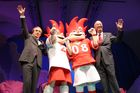 (C) fotodienst/Anna Rauchenberger - Wien 27.09.2006 - Das nächste Fussballfest in Europa darf gleich auf zwei Glücksbringer zählen: Die als Fussballer gekleideten quirligen Zwillige tragen Rot-Weiss der beiden Austragungsländer. FOTO: Friedrich Stickler (Verwaltungsratsmitglied EURO 2008 SA und Präsident des Österreichischen Fussball-Bundes) und Ralph Zloczower (Verwaltungsratspräsident EURO 2008 SA und Präsident des Schweizerischen Fussballverbandes) mit den Maskottchen.  