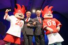 (C) fotodienst/Anna Rauchenberger - Wien 27.09.2006 - Das nächste Fussballfest in Europa darf gleich auf zwei Glücksbringer zählen: Die als Fussballer gekleideten quirligen Zwillige tragen Rot-Weiss der beiden Austragungsländer. FOTO v.l.: Friedrich Stickler (Verwaltungsratsmitglied EURO 2008 SA und Präsident des Österreichischen Fussball-Bundes) und Ralph Zloczower (Verwaltungsratspräsident EURO 2008 SA und Präsident des Schweizerischen Fussballverbandes) mit den Maskottchen.  
