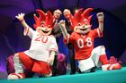 (C) fotodienst/Anna Rauchenberger - Wien 27.09.2006 - Das nächste Fussballfest in Europa darf gleich auf zwei Glücksbringer zählen: Die als Fussballer gekleideten quirligen Zwillinge tragen Rot-Weiss der beiden Austragungsländer. FOTO: Friedrich Stickler (Verwaltungsratsmitglied EURO 2008 SA und Präsident des Österreichischen Fussball-Bundes) und Ralph Zloczower (Verwaltungsratspräsident EURO 2008 SA und Präsident des Schweizerischen Fussballverbandes) mit den Maskottchen.  
