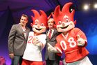 (C) fotodienst/Anna Rauchenberger - Wien 27.09.2006 - Das nächste Fussballfest in Europa darf gleich auf zwei Glücksbringer zählen: Die als Fussballer gekleideten quirligen Zwillinge tragen Rot-Weiss der beiden Austragungsländer. FOTO: Andi Herzog (Fussballlegende) und Friedrich Stickler (Verwaltungsratsmitglied EURO 2008 SA und Präsident des Österreichischen Fussball-Bundes) mit den Maskottchen.