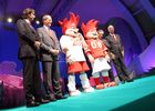 (C) fotodienst/Anna Rauchenberger - Wien 27.09.2006 - Das nächste Fussballfest in Europa darf gleich auf zwei Glücksbringer zählen: Die als Fussballer gekleideten quirligen Zwillige tragen Rot-Weiss der beiden Austragungsländer. FOTO v.l.: Bruno Schwobthaler (Vizedirektor Warner Bros. Consumer Products), Lars-Christer Olsson (Generaldirektor UEFA), Friedrich Stickler (Verwaltungsratsmitglied EURO 2008 SA und Präsident des Österreichischen Fussball-Bundes) und Ralph Zloczower (Verwaltungsratspräsident EURO 2008 SA und Präsident des Schweizerischen Fussballverbandes) mit den Maskottchen.  