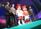 (C) fotodienst/Anna Rauchenberger - Wien 27.09.2006 - Das nächste Fussballfest in Europa darf gleich auf zwei Glücksbringer zählen: Die als Fussballer gekleideten quirligen Zwillinge tragen Rot-Weiss der beiden Austragungsländer. FOTO v.l.: Bruno Schwobthaler (Vizedirektor Warner Bros. Consumer Products), Lars-Christer Olsson (Generaldirektor UEFA), Friedrich Stickler (Verwaltungsratsmitglied EURO 2008 SA und Präsident des Österreichischen Fussball-Bundes) und Ralph Zloczower (Verwaltungsratspräsident EURO 2008 SA und Präsident des Schweizerischen Fussballverbandes) mit den Maskottchen.  