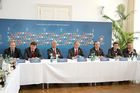 (C) fotodienst/Anna Rauchenberger - Wien 27.09.2006 - UEFA EURO 2008. FOTO v.l.: Philippe Margraff (UEFA-Marketingchef), Martin Kallen (GF UEFA), Ralph Zloczower (Verwaltungsratspräsident EURO 2008 SA und Präsident des Schweizerischen Fussballverbandes), Lars-Christer Olsson (Generaldirektor UEFA), Friedrich Stickler (Verwaltungsratsmitglied EURO 2008 SA und Präsident des Österreichischen Fussball-Bundes), Christian Schmölzer (UEFA Turnierdirektor Österreich), Christian Mutschler (UEFA Turnierdirektor Schweiz).