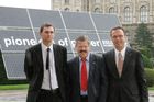 (C) fotodienst/Anna Rauchenberger - Wien 31.08.2006 - Die Zukunft der Photovoltaik - Chancen für Forschung und Wirtschaft in Österreich. FOTO v.l.: Hubert Fechner (arsenal research), Winfried Hoffmann ( Präsident von EPIA - European Photovoltaic Industry Association), Gerhard Fallent (GF Photovoltaic Austria). 