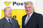 (c) Fotodienst / Gebhart - Österreichische Post mit starkem Halbjahresergebnis 2006 - Foto: Mag. Dr. Rudolf Jettmar (Generaldirektor-Stellvertreter), Dr. Anton Wais (Generaldirektor, Vorstandsvorsitzender). 