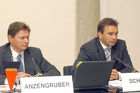 Palfinger erzielt neues Rekordergebnis.   Foto v.l.: Wolfgang Anzengruber  (Vorstandsvorsitzender Palfinger AG), Mag.Eduard Schreiner (Mitglied des Vorstandes)

                               