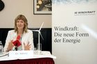 (C) fotodienst/Anna Rauchenberger - Wien 05.07.2006 - Mit Ende Juni wurde die erste große Ausbauphase der Windkraft in Österreich ageschlossen, die im Wesentlichen auf Grundlage des erfolgreichen Ökostromgesetzes 2002 erfolgte. IG Windkraft fordert eine Ökostromnovelle und Einspeisepreise auf Europaniveau. FOTO: Dr. Ursula Nährer (Juristin der IG Windkraft).