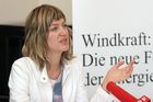 (C) fotodienst/Anna Rauchenberger - Wien 05.07.2006 - Mit Ende Juni wurde die erste große Ausbauphase der Windkraft in Österreich ageschlossen, die im Wesentlichen auf Grundlage des erfolgreichen Ökostromgesetzes 2002 erfolgte. IG Windkraft fordert eine Ökostromnovelle und Einspeisepreise auf Europaniveau. FOTO: Dr. Ursula Nährer (Juristin der IG Windkraft).