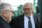 (C) fotodienst/Anna Rauchenberger - Wien 01.06.2006 - Vienna DC feiert 10-jähriges Jubiläum mit der Eröffnung des Tech Gate Towers und präsentiert erstmalig Wiens neue Skyline. FOTO: Dr. Henry Kissinger (Ex-US-Außenminister und Friedensnobelpreisträger) mit Architekt Wilhelm Holzbauer (Andromeda Tower, Tech Gate Tower).