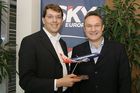 (C) fotodienst/Anna Rauchenberger - Wien 26.05.2006 - SkyEurope konnte die Zahl der Passagiere um 52,8% steigern. FOTO: Christian Mandl (CEO SkyEurope) und Erhard Schmidt CFO SkyEurope).