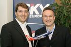(C) fotodienst/Anna Rauchenberger - Wien 26.05.2006 - SkyEurope konnte die Zahl der Passagiere um 52,8% steigern. FOTO: Christian Mandl (CEO SkyEurope) und Erhard Schmid CFO SkyEurope).