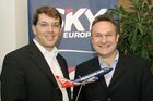 (C) fotodienst/Anna Rauchenberger - Wien 26.05.2006 - SkyEurope konnte die Zahl der Passagiere um 52,8% steigern. FOTO: Christian Mandl (CEO SkyEurope) und Erhard Schmid CFO SkyEurope).