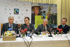 (C) fotodienst/Anna Rauchenberger - Wien 10.05.2006 - Europaweit liegt FAIRTRADE stark im Trend. Die Verkäufe von Produkten mit dem FAIRTRADE Gütezeichen sind in den letzten beiden Jahren im Schnitt um rund 49% gewachsen. FOTO v.l.: Franz Küberl (Präsident Caritas Österreich), Georg Gruber (GF FAIRTRADE Österreich), Dr. Hans Winkler (Staatssekretär des Außenministeriums Österreich), Dkfm. Peter Püspök (Generaldirektor der Raiffeisenlandesbank Niederösterreich-Wien).