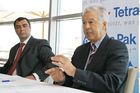 (C) fotodienst/Anna Rauchenberger - Wien 04.05.2006 - Neue Unternehmensstruktur bei Tetra Pak. FOTO v.r.: Dkfm. Wolfgang J. Niestroj (Managing Director, Tetra Pak GmbH) und Ing. Mag. (FH) Otto E. Belohlavek ( Commercial Director,  Tetra Pak GmbH).