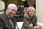 10. Schweizer Pressefoto Award 2006. Bild: Steh-Dinner, Hansjürg und Lisa Grau